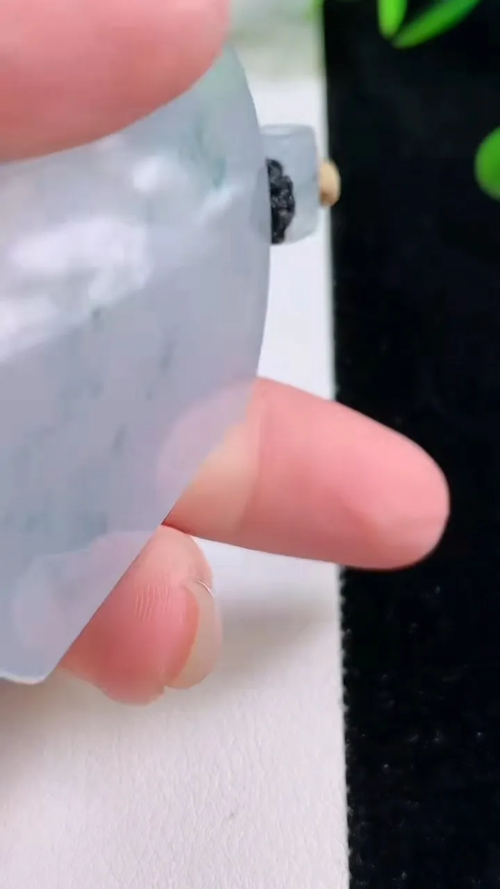 天然A货翡翠种飘花无事牌吊坠，尺寸50.6-36.4-5.4，重量:29.75g
11月24日