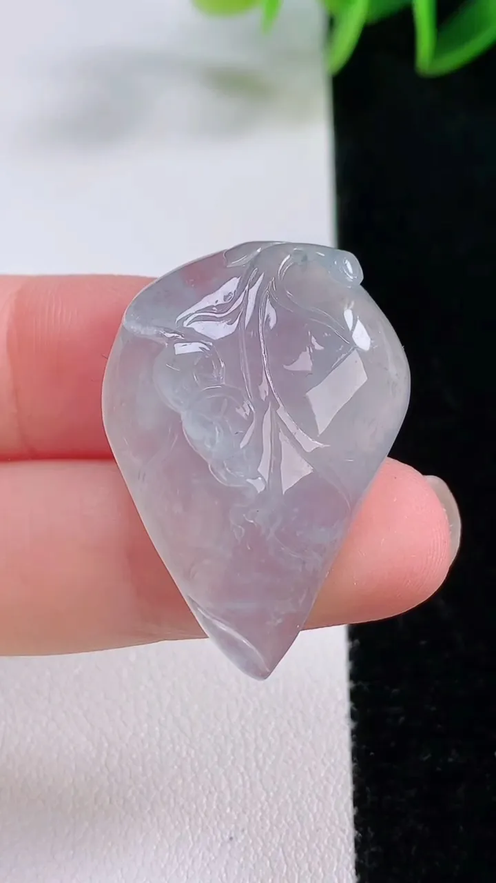 天然A货翡翠金枝玉叶 叶子吊坠，尺寸33.4-23.5-6.8，重量:8.30g
11月24日