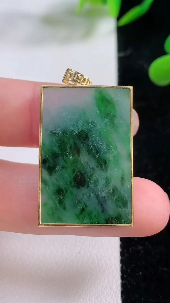 天然A货翡翠无事牌吊坠，尺寸30.3-20.3-3，重:6.18g
11月24日