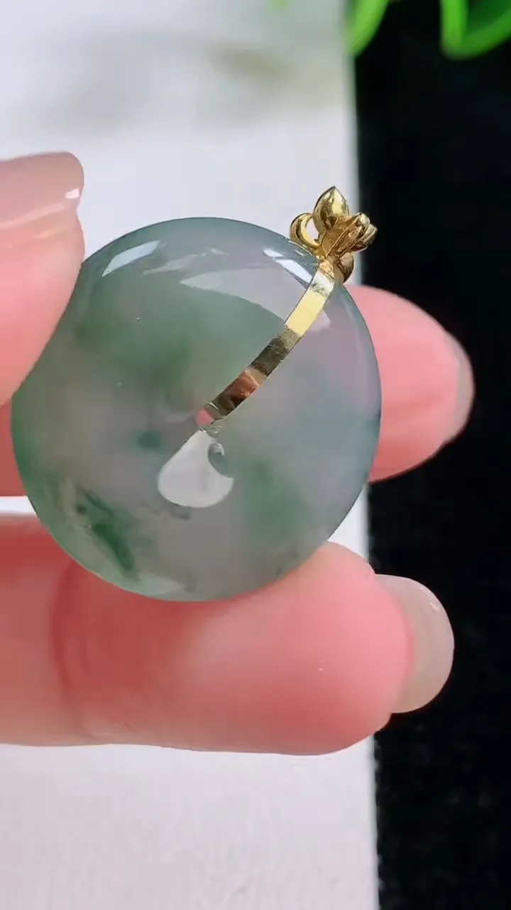 天然A货翡翠种飘花平安扣吊坠，尺寸22.3-5，重量:5.45g
11月24日