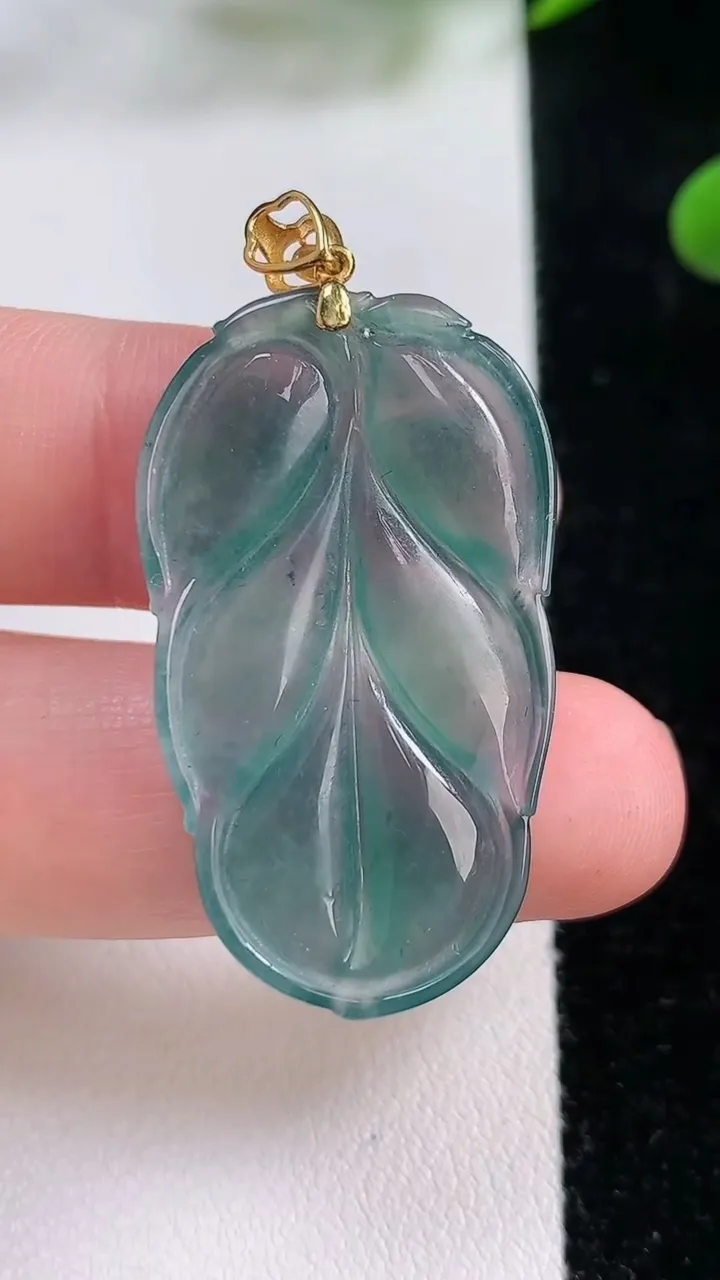 天然A货翡翠18K金蓝水金枝玉叶  叶子吊坠，尺寸35.4-19.3-4.3，重:5.98g
11月24日