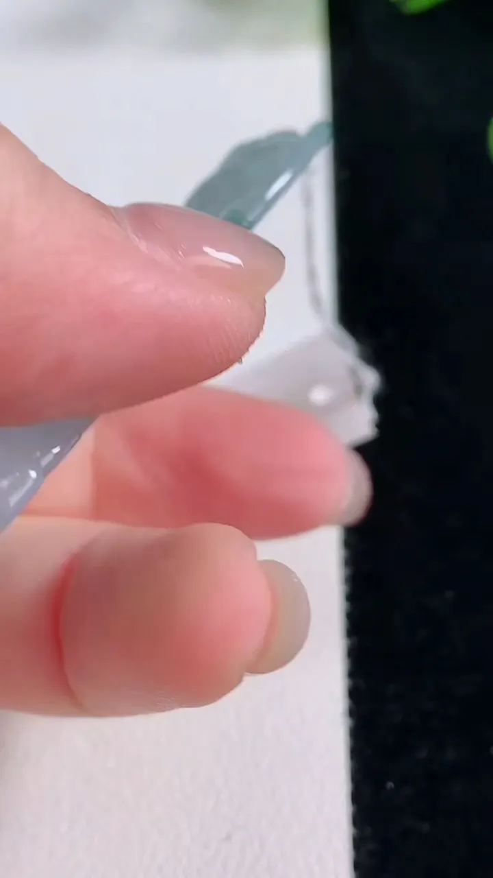 天然A货翡翠种飘花度母观音吊坠，尺寸69.7-41-5.7，重量:28.87g
11月24日