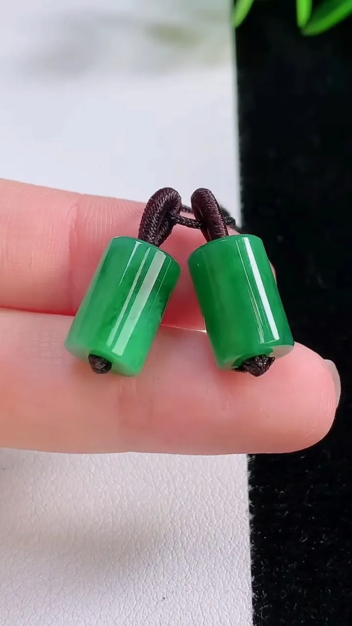 天然A货翡翠路路通吊坠一对，尺寸12.5-8.5，重量:5.55g
11月24日