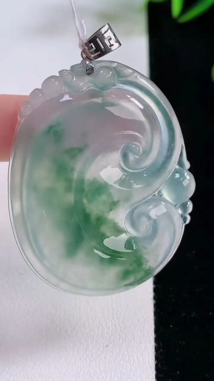 天然A货翡翠种飘花如意吊坠，尺寸49-37.8-4.4，重量:15.68g
11月24日