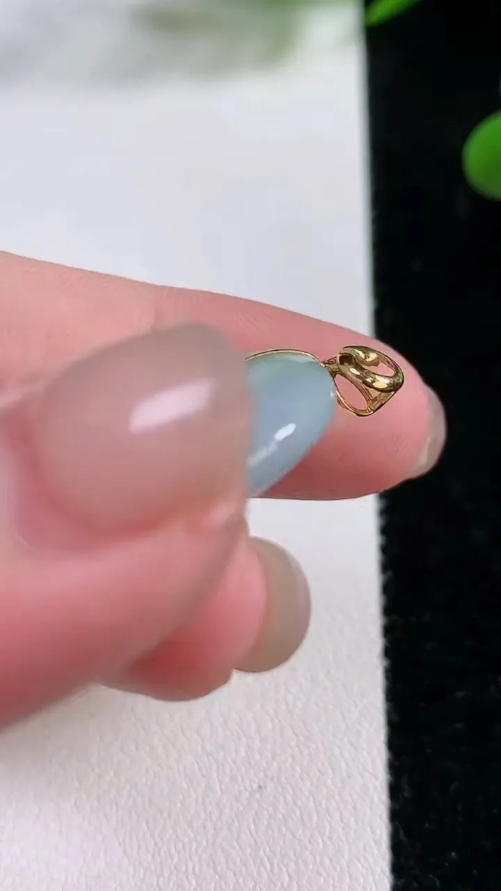 天然A货翡翠平安扣吊坠，尺寸22.9-5.4，重:6.22g
11月24日