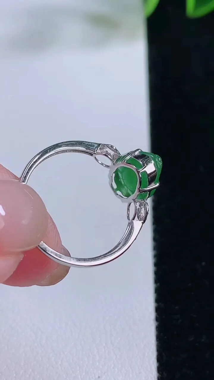 天然A货翡翠金蟾戒指，尺寸17.5-11.2-7.7-5.6，重量:1.79g2025年11月24日
工厂直销收藏佳品,种好水足，色泽均匀，有种有色，上手高大气！