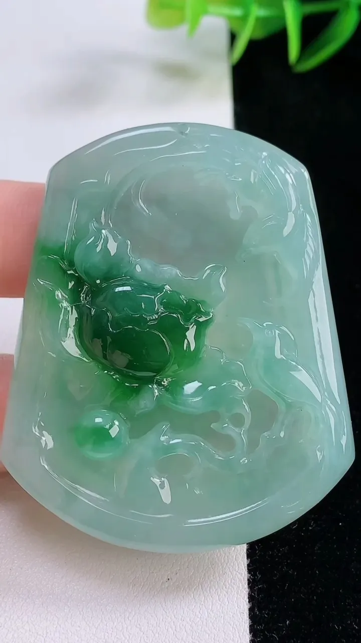 天然A货翡翠鸟语花香吊坠，尺寸56.3-46.2-26.1，重量:33.95g
11月24日