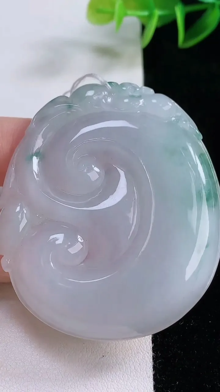 天然A货翡翠冰种飘花如意吊坠，尺寸56.7-48.3-6.2，重量:35.41g
11月24日