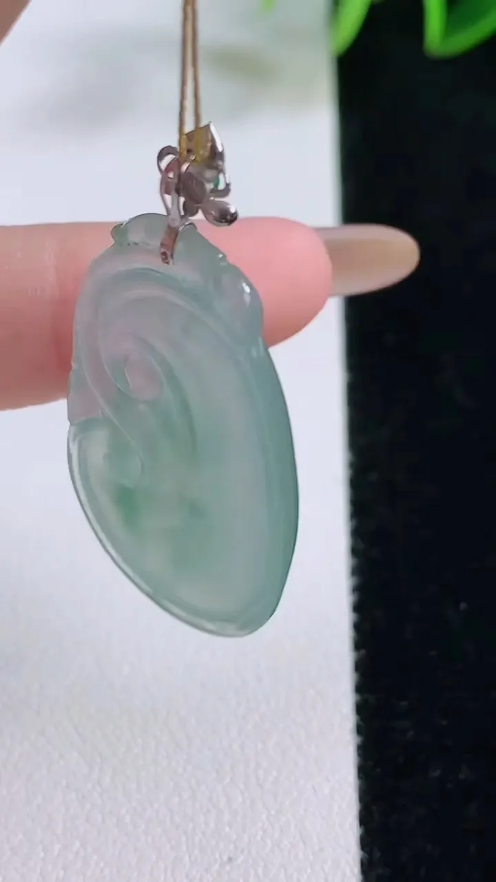 天然A货翡翠如意吊坠，尺寸33.2-20.6-3.9，重量:5.81g
11月24日