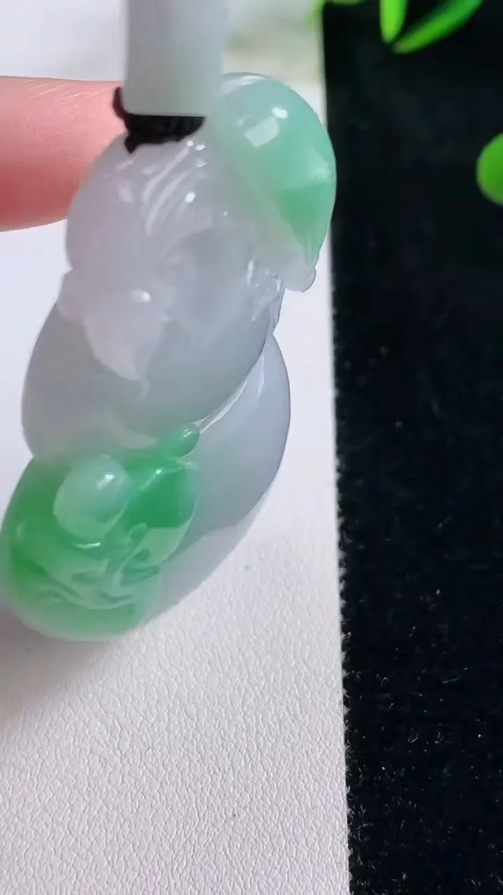 天然A货翡翠葫芦吊坠，尺寸58.7-34.6-10.2，重量:47.60g
11月24日