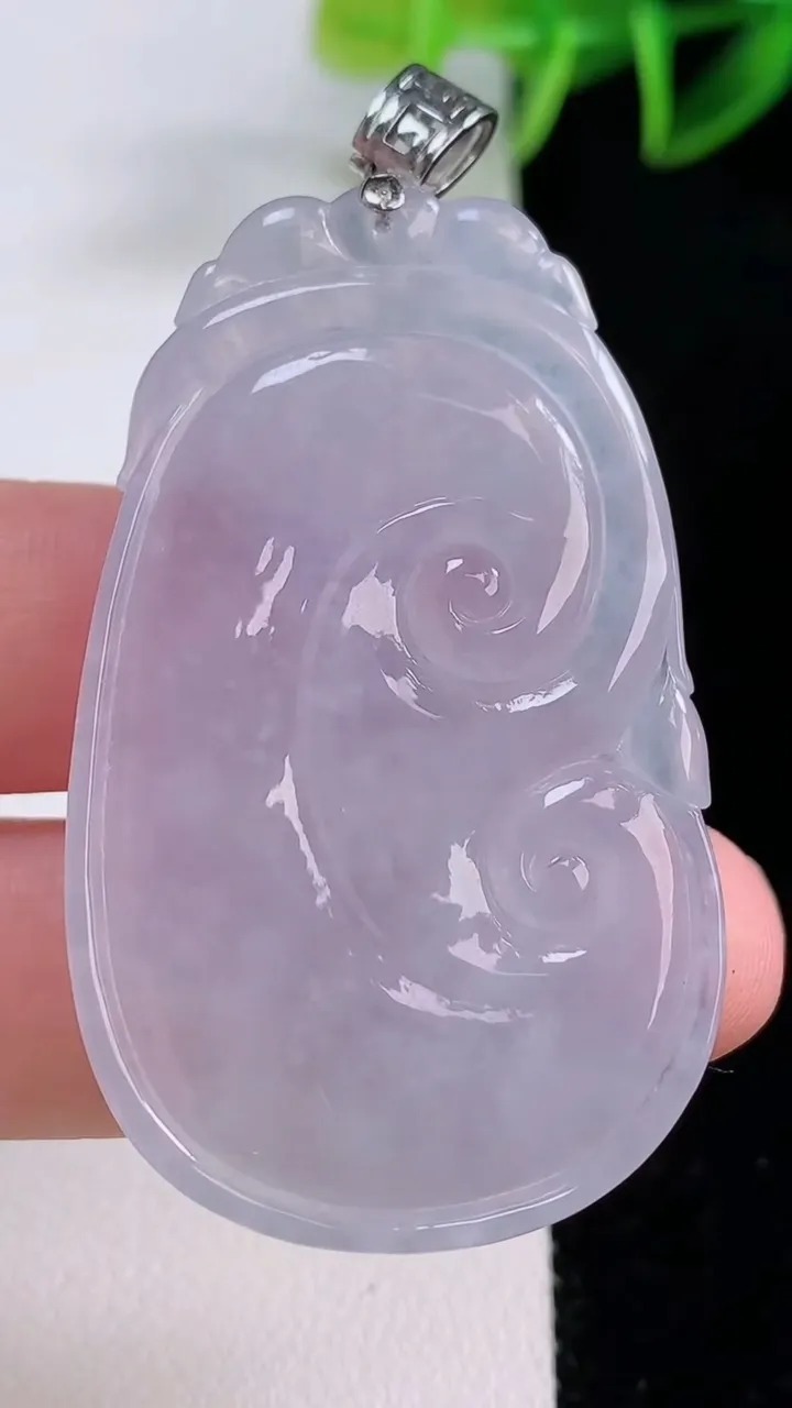 天然A货翡翠18K金紫罗兰如意吊坠，尺寸49.2-30-5.6，重量:16.84g
11月24日