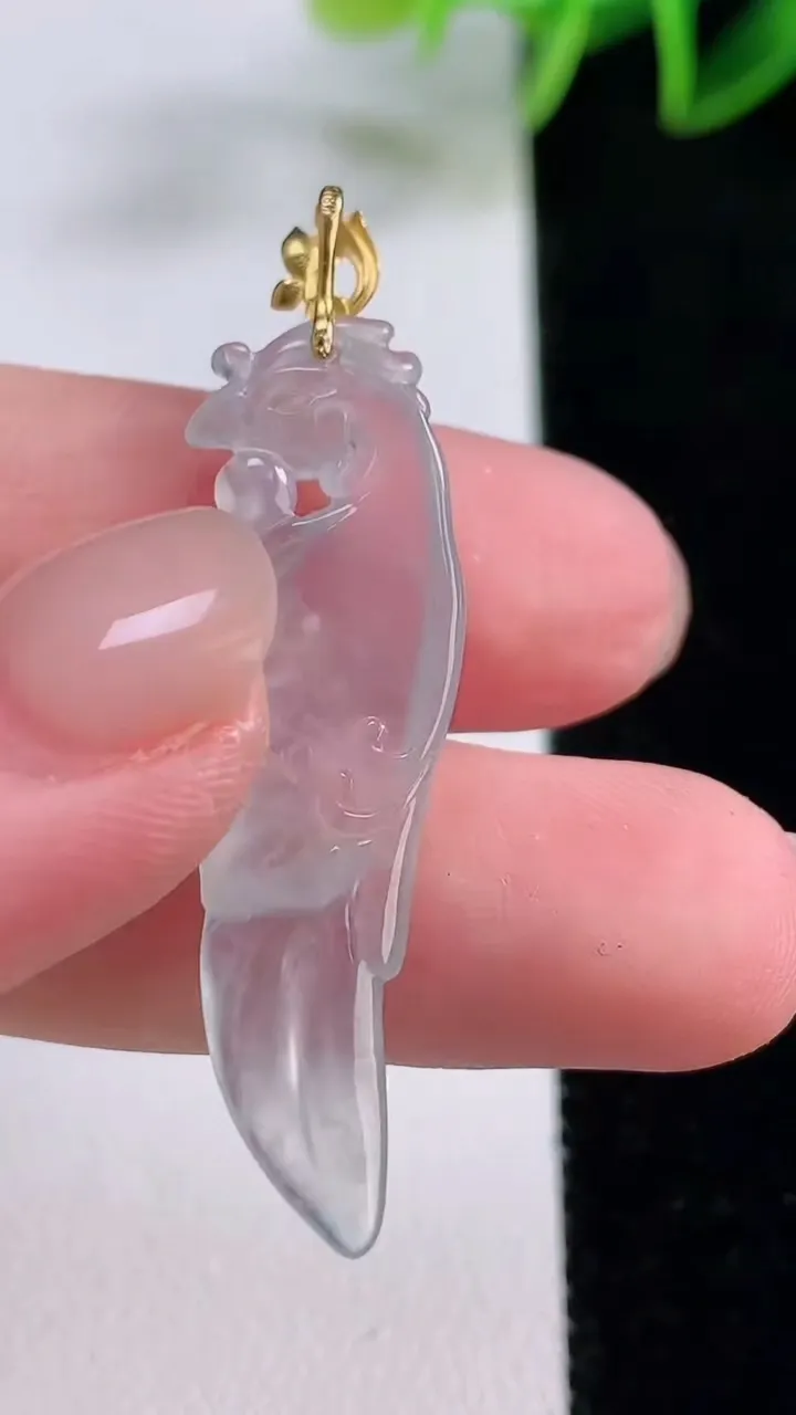 天然A货翡翠种白冰凤凰吊坠，尺寸38.7-10.5-3.8，重量:2.83g
11月24日