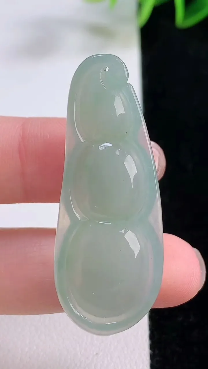 天然A货翡翠福豆吊坠，尺寸45.2-17.5-6.6，重量:9.03g
11月24日