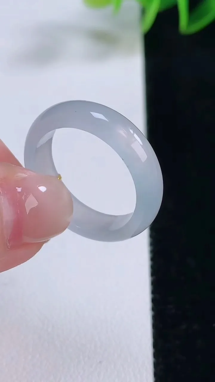 天然A货翡翠指环戒指，尺寸19.7-5.4-2.5，重量:3.67g2025年11月24日
工厂直销收藏佳品,种好水足，色泽均匀，有种有色，上手高大气！