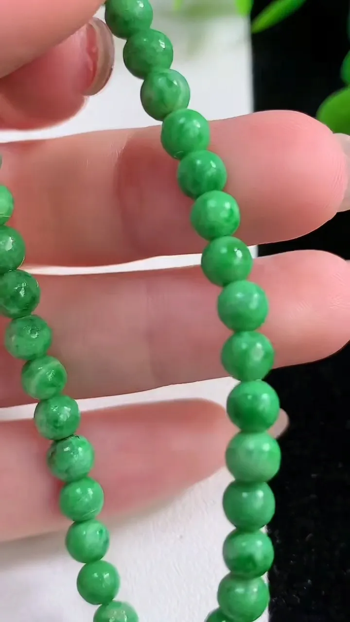 天然A货翡翠圆珠手串，尺寸5.5-34颗，重:7.53g11月24日
工厂直销收藏佳品,种好水足，色泽均匀，有种有色，上手高大气！