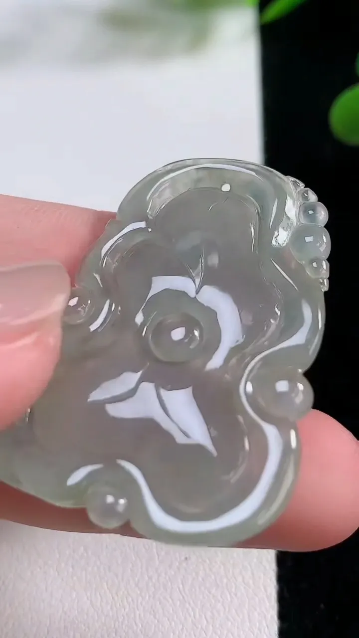 天然A货翡翠荷叶吊坠，尺寸39.5-28.5-5，重:5.34g
11月24日