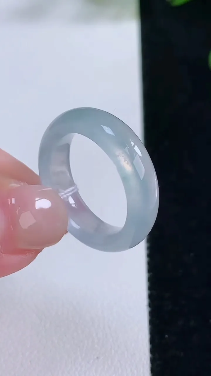 天然A货翡翠种飘花指环戒指，尺寸18-5.8-3.4，重量:4.53g2025年11月24日
工厂直