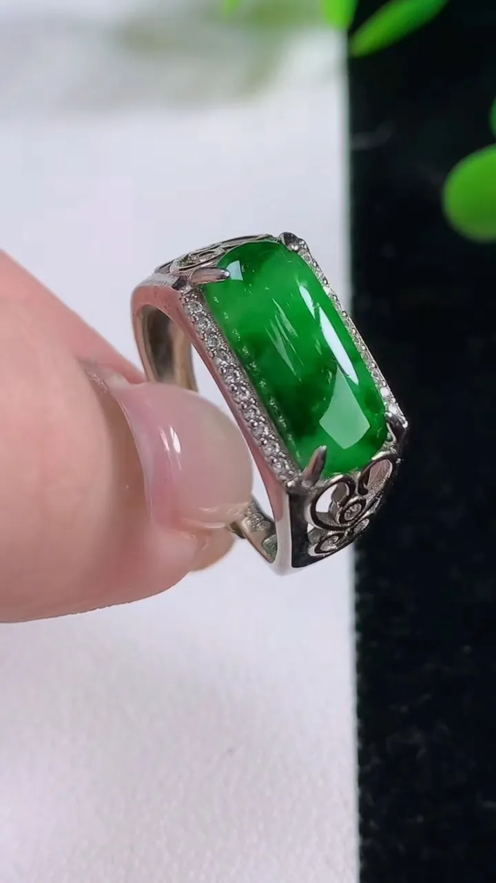 天然A货翡翠马鞍戒指，尺寸14.5-6.2，重:0.39g2025年11月24日
工厂直销收藏佳品,种好水足，色泽均匀，有种有色，上手高大气！