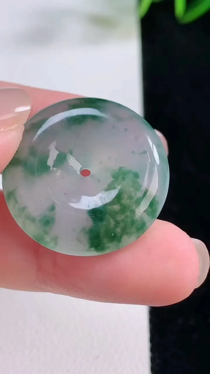 天然A货翡翠冰种飘花平安扣吊坠，尺寸25.4-5.6，重量:8.00g
11月24日