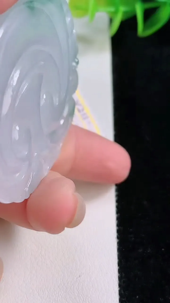 天然A货翡翠冰种飘花如意吊坠，尺寸56.7-48.3-6.2，重量:35.41g
11月24日