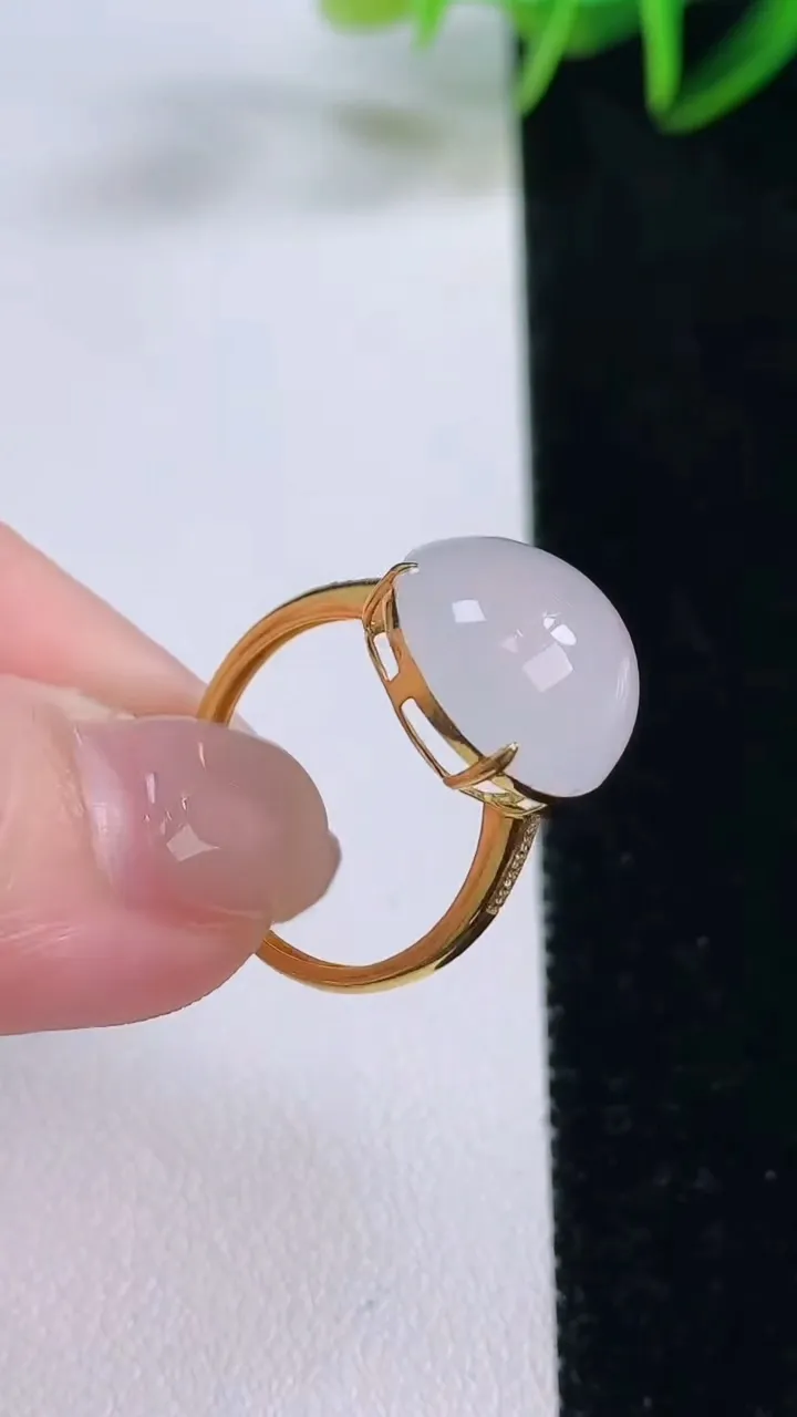 天然A货翡翠种白冰蛋面戒指，尺寸17.7-14.3-7.8，重量:3.57g2025年11月24日
工厂直销收藏佳品,种好水足，色泽均匀，有种有色，上手高大气！