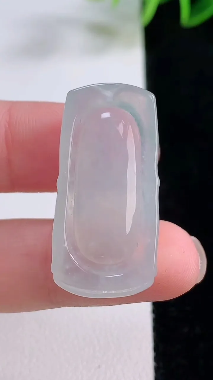 天然A货翡翠节节高升 竹节吊坠，尺寸32.3-15.5-6，重量:7.50g
11月24日