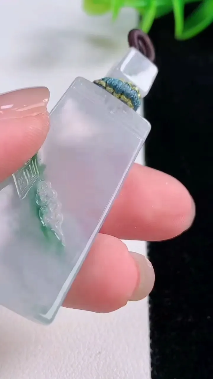 天然A货翡翠冰种飘花仿古无事牌吊坠，尺寸41.1-18.9-5.2，重量:13.43g
11月24日