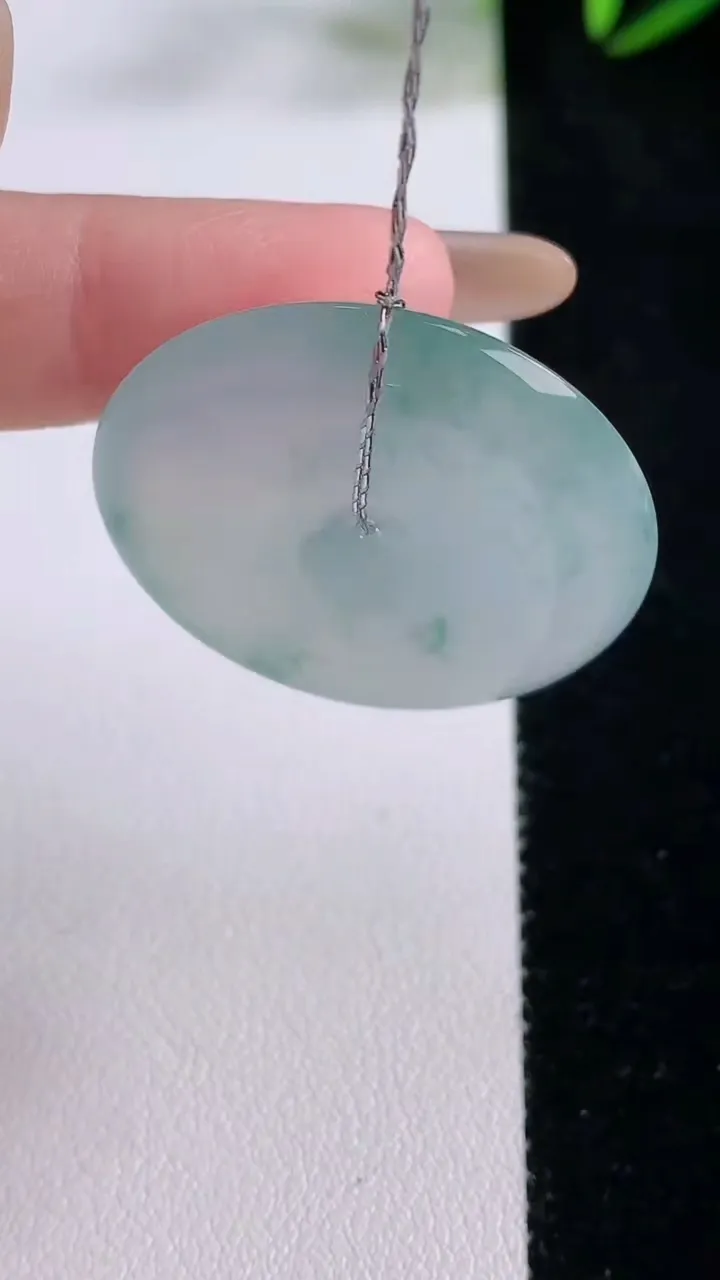 天然A货翡翠种飘花平安扣吊坠，尺寸32.5-6，重量:14.15g
11月24日