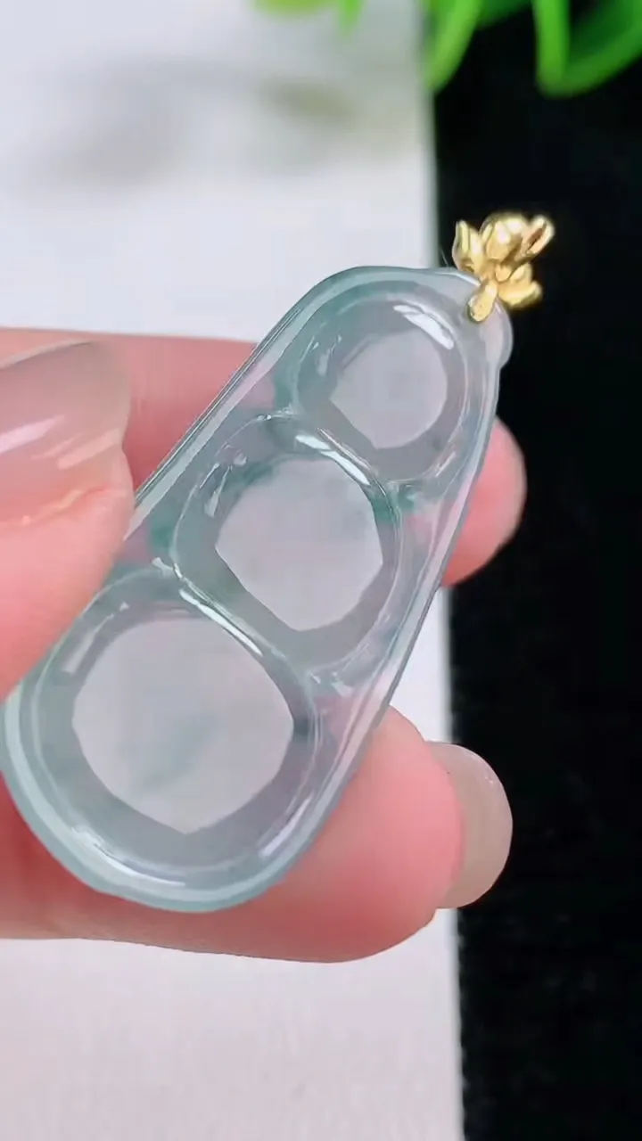 天然A货翡翠种飘花福豆吊坠，尺寸35.6-17-4.7，重量:5.71g
11月24日