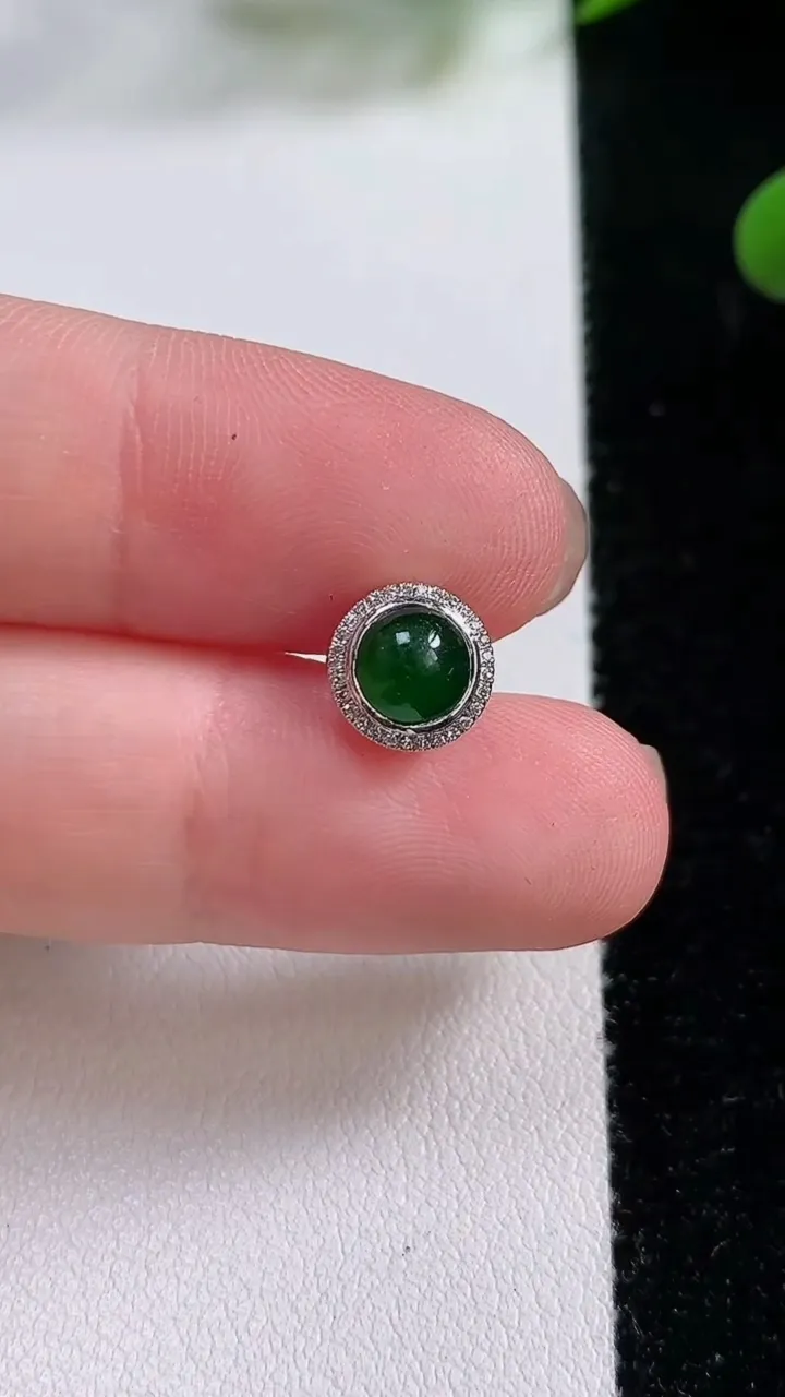 天然A货翡翠蛋面吊坠，尺寸6.2，重:0.57g
11月24日