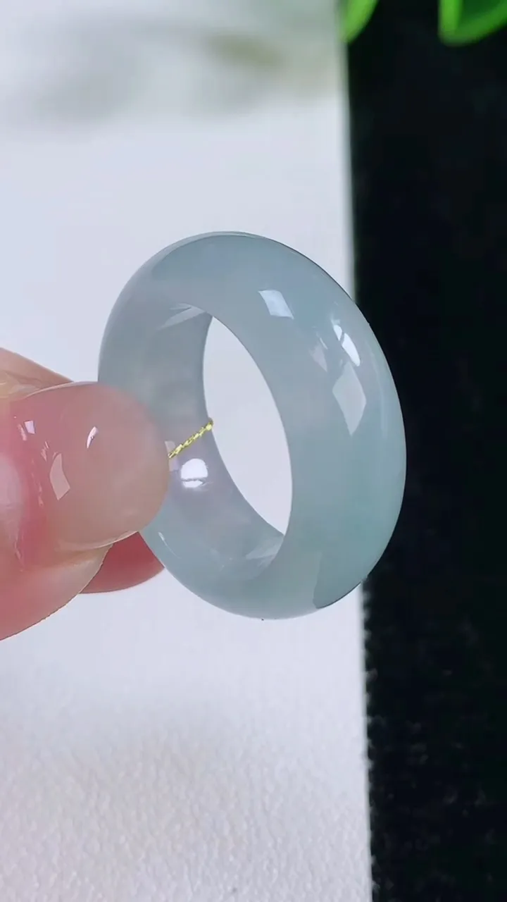 天然A货翡翠冰种飘花指环戒指，尺寸17.6-7.6-3.6，重量:6.41g2025年11月24日
工厂直销收藏佳品,种好水足，色泽均匀，有种有色，上手高大气！