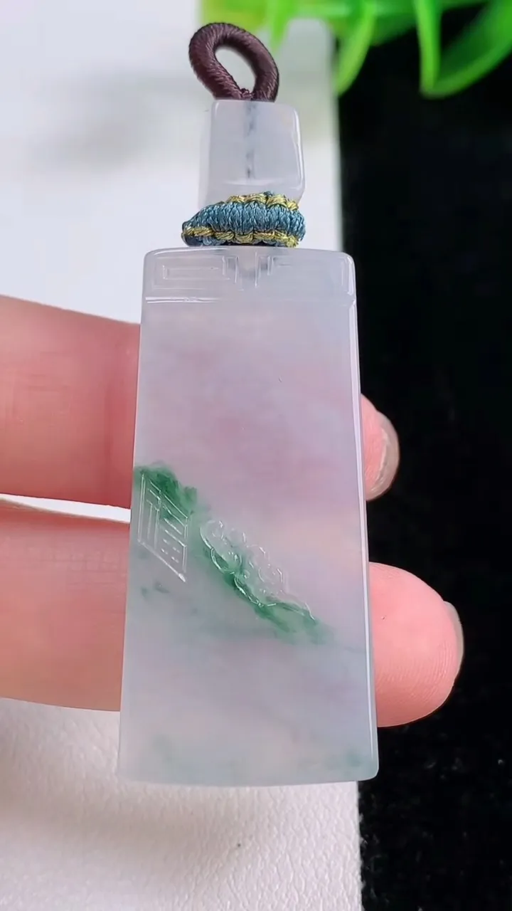 天然A货翡翠冰种飘花仿古无事牌吊坠，尺寸41.1-18.9-5.2，重量:13.43g
11月24日