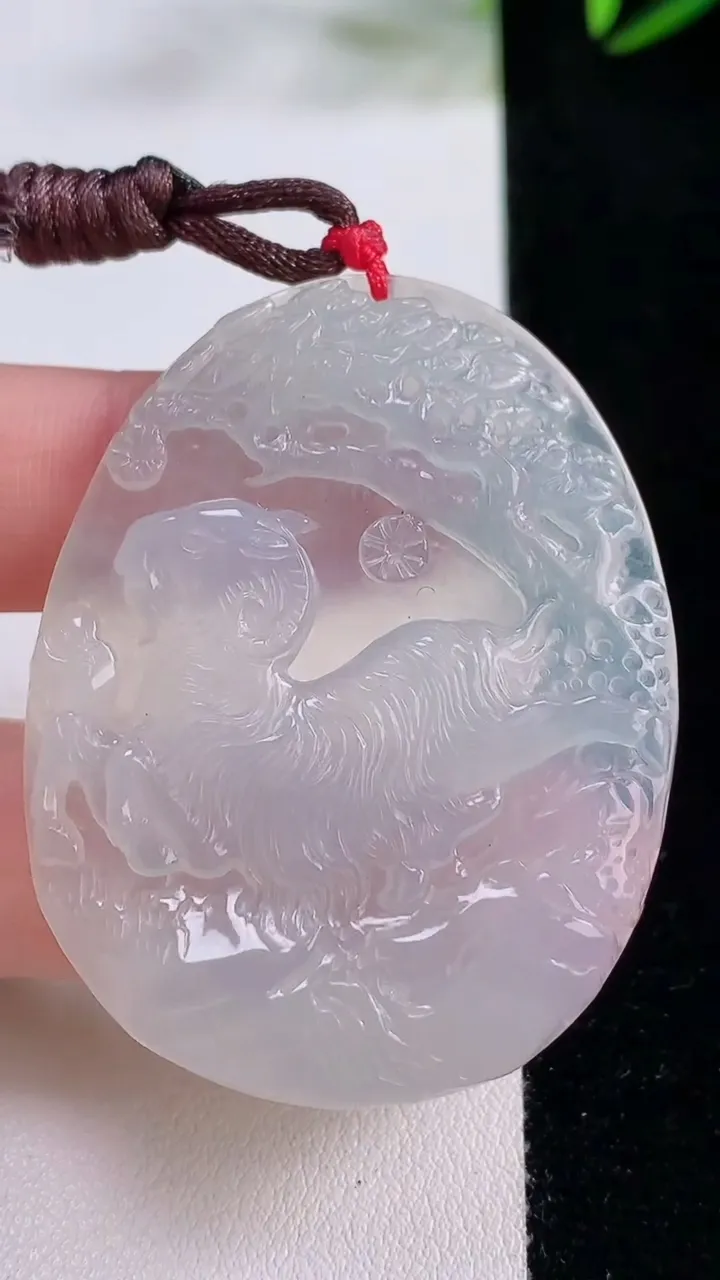 天然A货翡翠种白冰生肖羊吊坠，尺寸50-38-5.6，重量:20.56g
11月24日