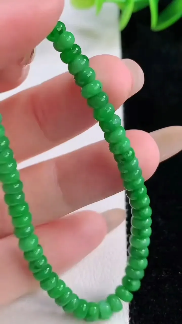 天然A货翡翠算盘珠手串，尺寸4.2-2.2-60颗，重量:7.39g11月24日
工厂直销收藏佳品,种好水足，色泽均匀，有种有色，上手高大气！
