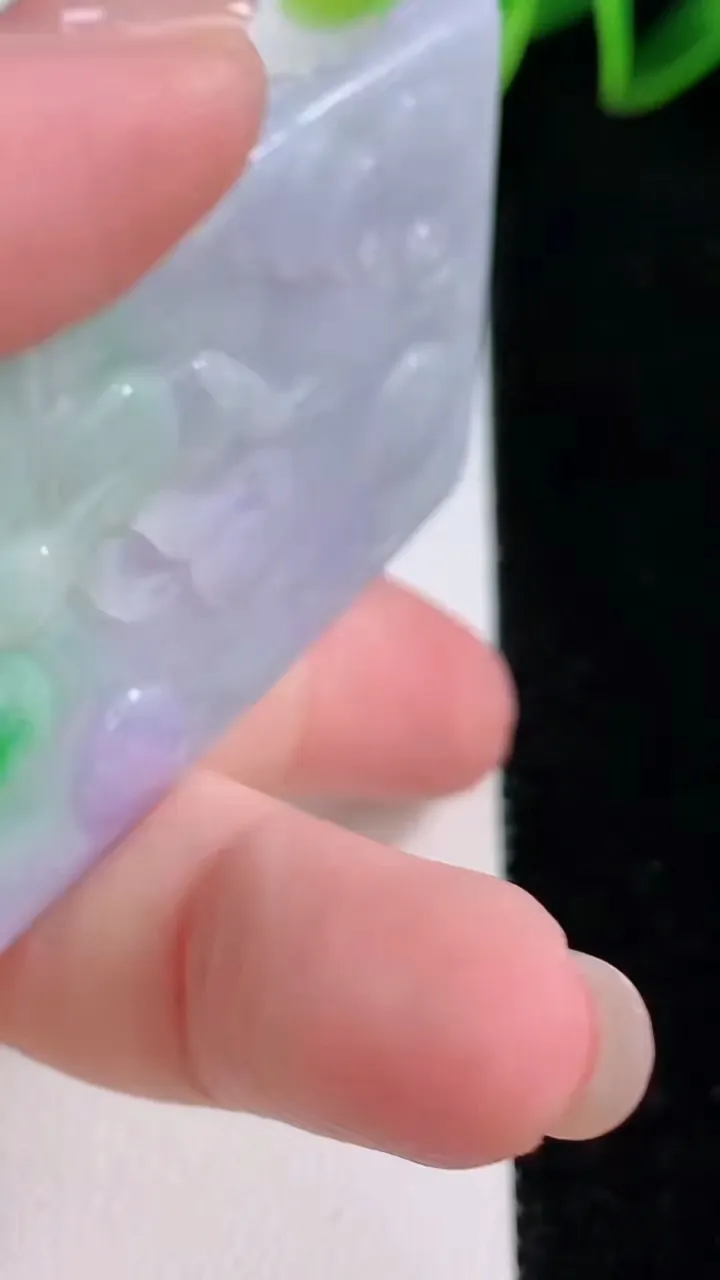 天然A货翡翠春带彩紫罗兰龙牌吊坠，尺寸57.8-37.2-5.6，重量:31.54g
11月24日