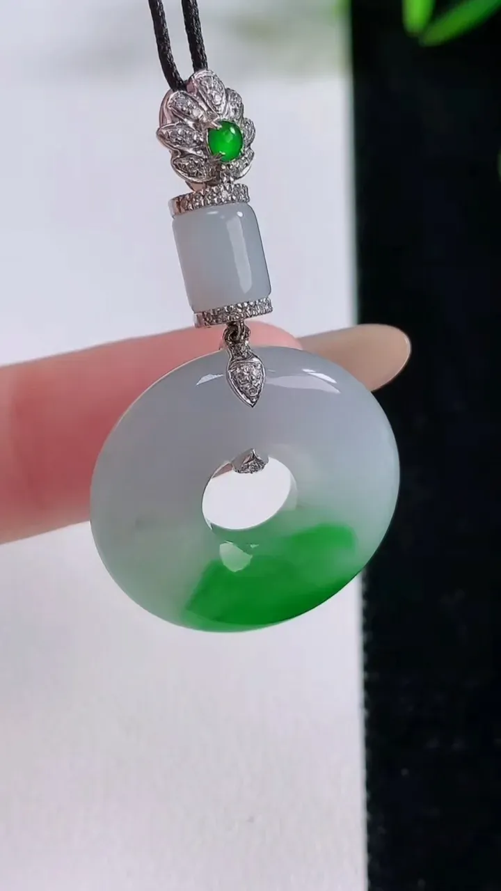 天然A货翡翠平安环吊坠，尺寸23.3-5.4，重量:9.18g
11月24日