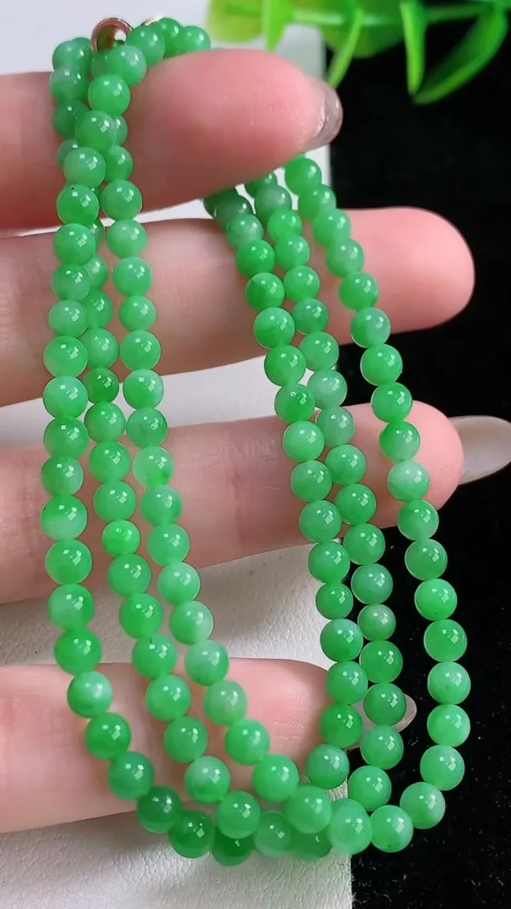 天然A货翡翠小米珠项链，尺寸3.4-140颗，重量:16.55g11月24日
工厂直销收藏佳品,种好水足，色泽均匀，有种有色，上手高大气！