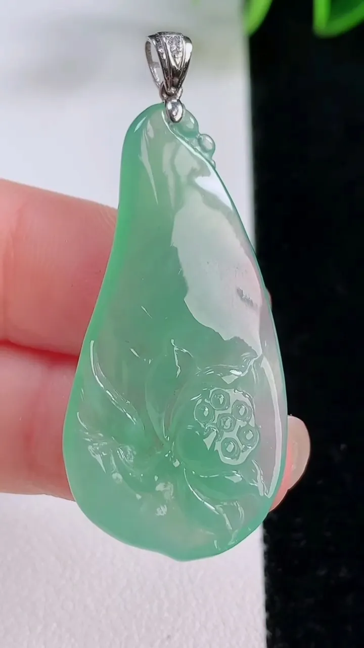 天然A货翡翠和和美美 荷花吊坠，尺寸39.3-19.5-4.3，重量:6.56g
11月24日