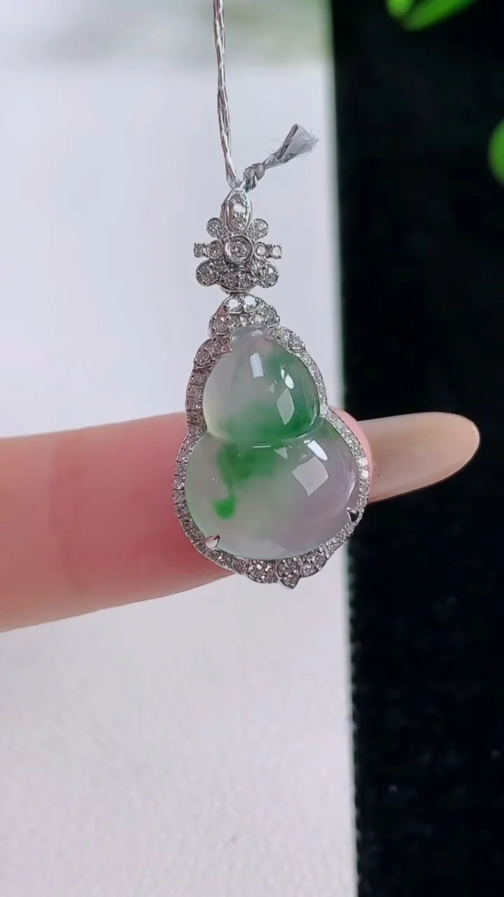 天然A货翡翠葫芦吊坠，尺寸25.9-13-8，裸石15-11.4重量:2.45g
11月24日