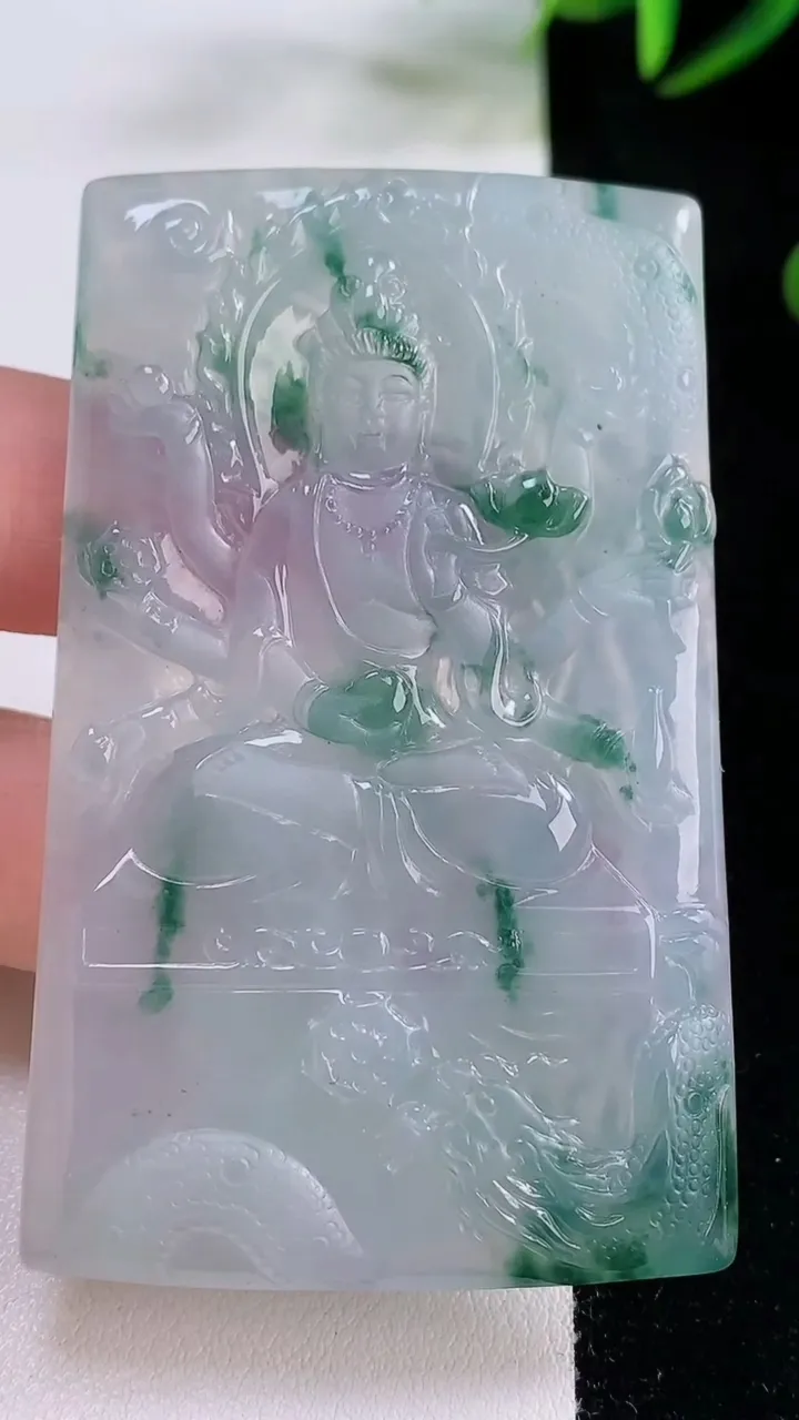 天然A货翡翠种飘花千手观音吊坠，尺寸66.2-10.6-5.2，重量:37.57g
11月24日