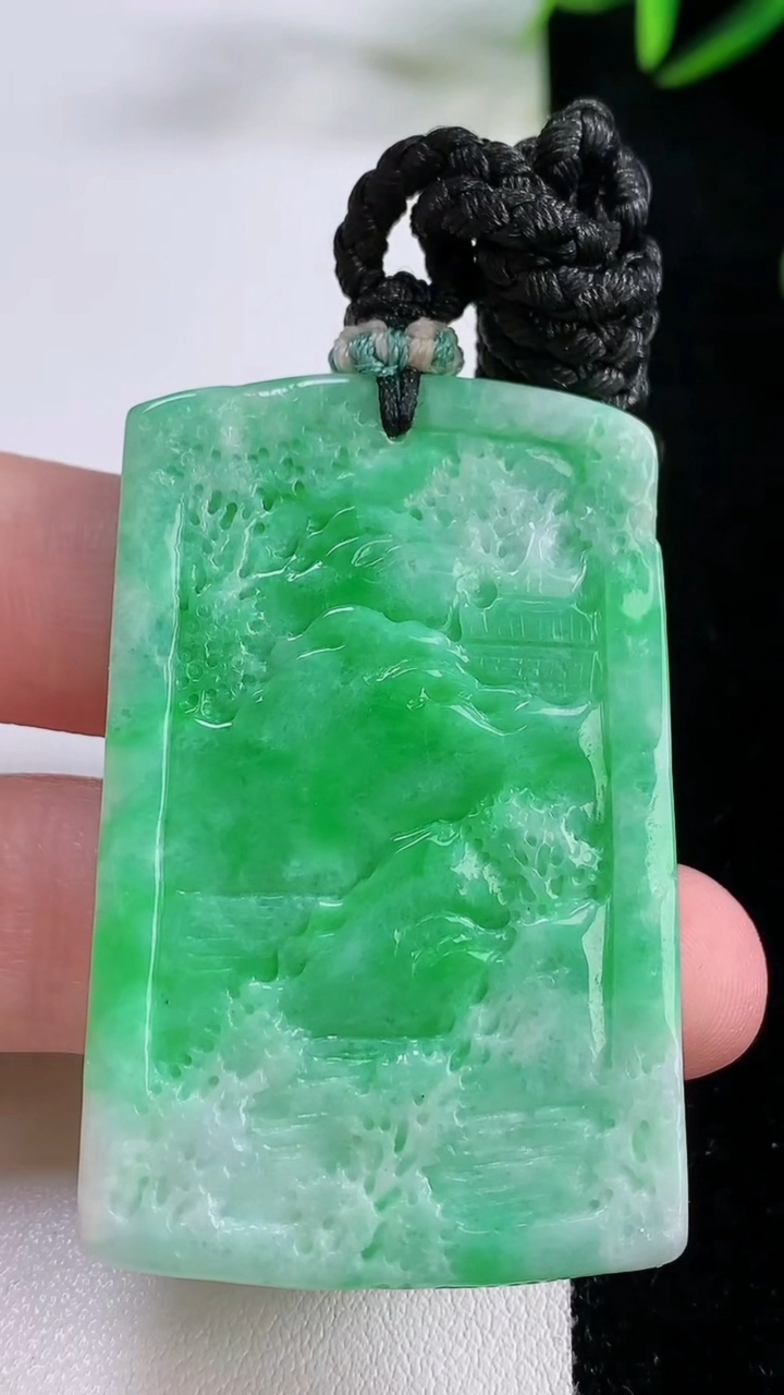天然A货翡翠山水牌吊坠，尺寸53-33-5，重量:26.78g
11月24日