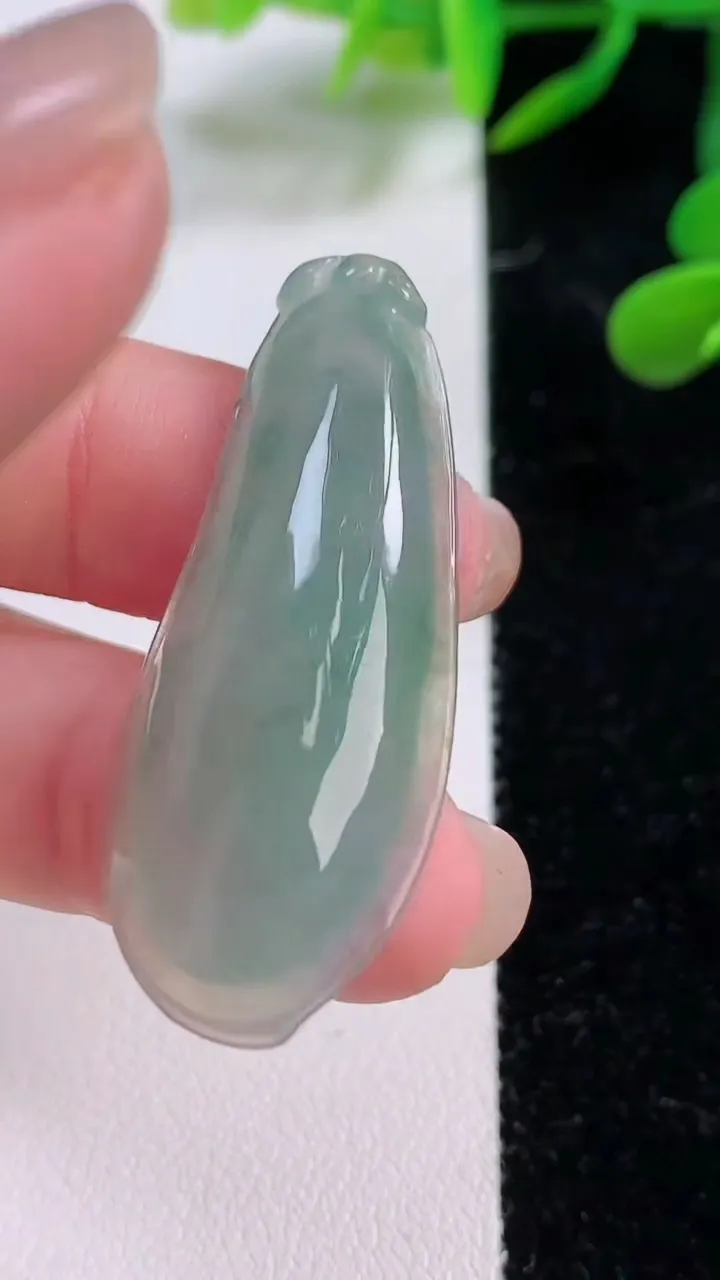 天然A货翡翠福瓜吊坠，尺寸43-17-6.3，重:6.82g
11月24日