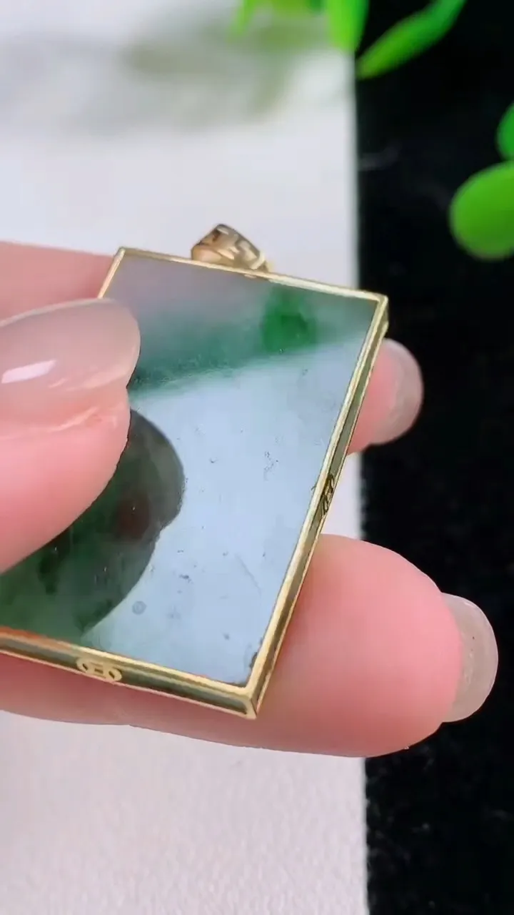 天然A货翡翠无事牌吊坠，尺寸30.3-20.3-3，重:6.18g
11月24日