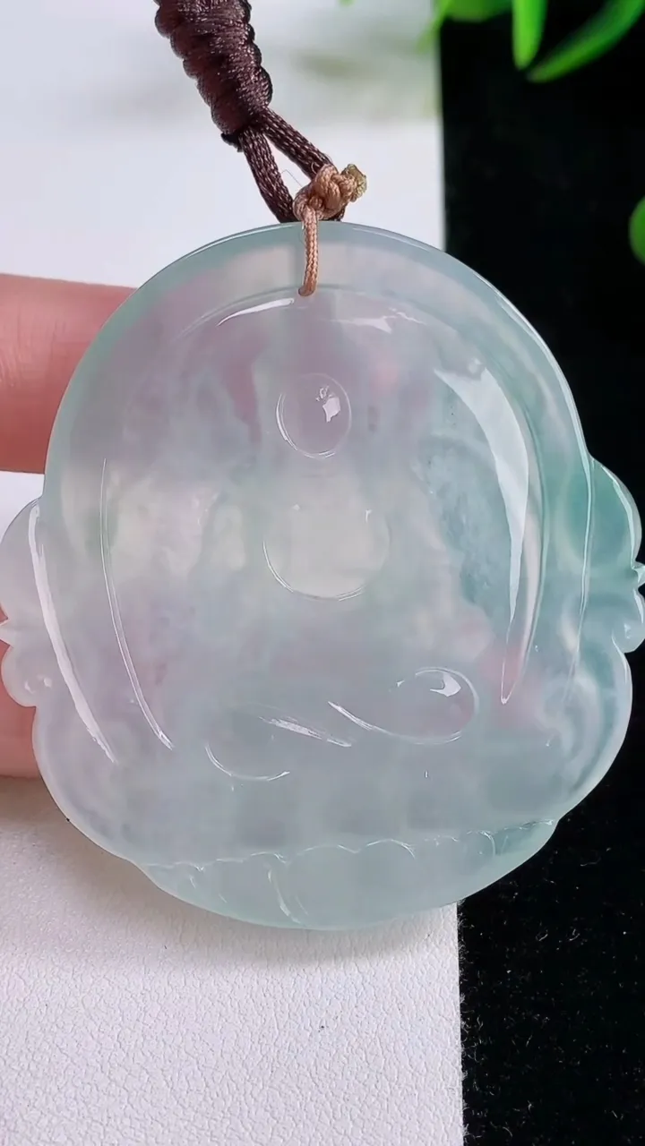 天然A货翡翠虚空藏菩萨吊坠，尺寸54.2-51-5.2，重量:30.16g
11月24日