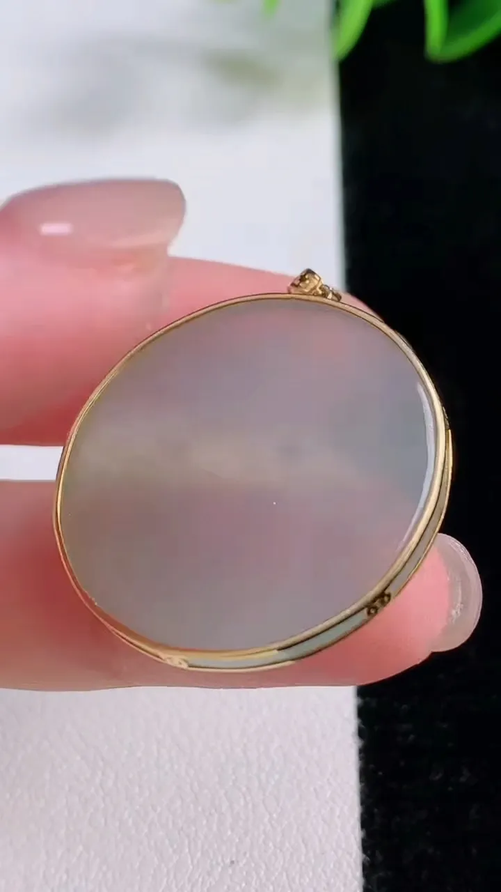 天然A货翡翠种白冰无事牌吊坠，尺寸27.5-2.3，重量:5.42g
11月24日