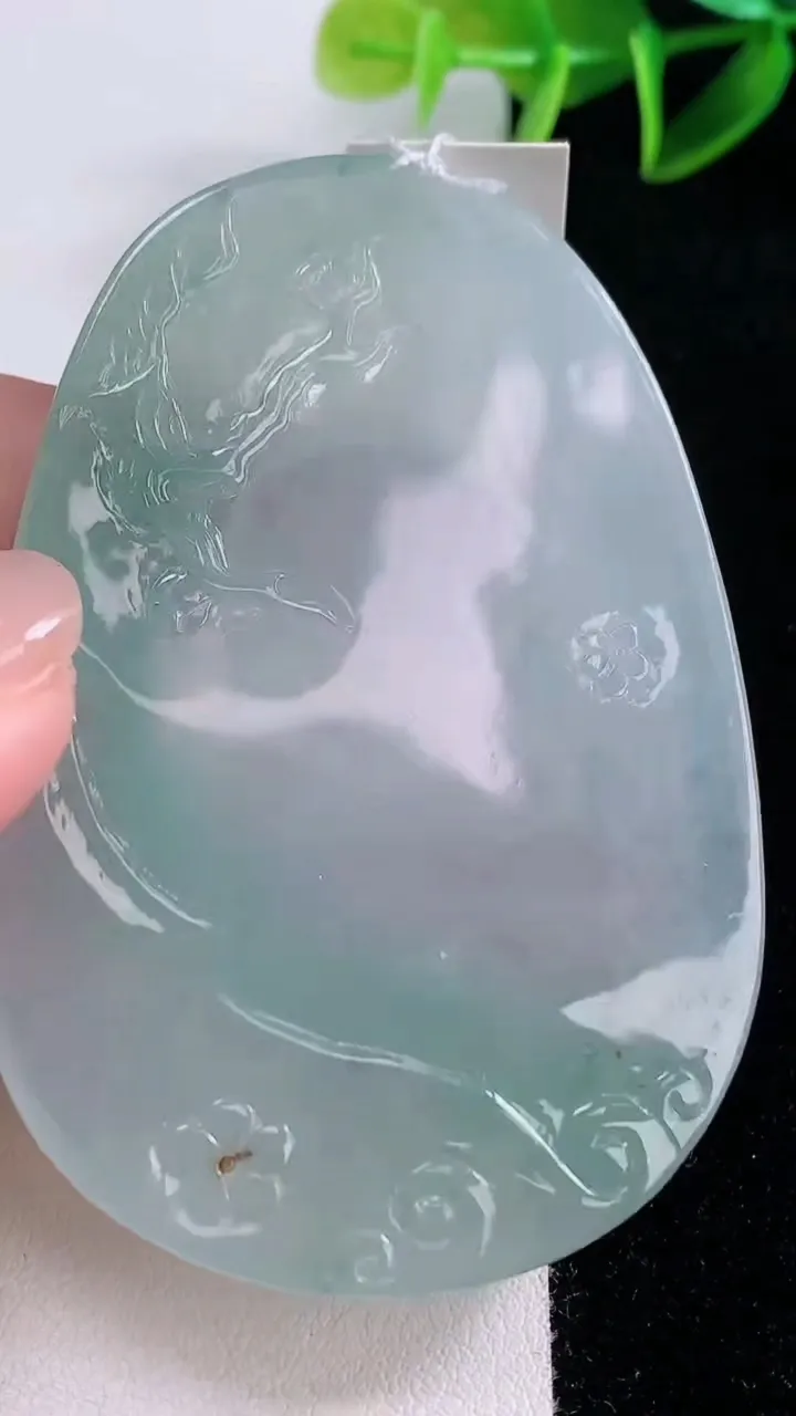 天然A货翡翠大日如来吊坠，尺寸69.3-47-5.5，重量:41.11g
11月24日