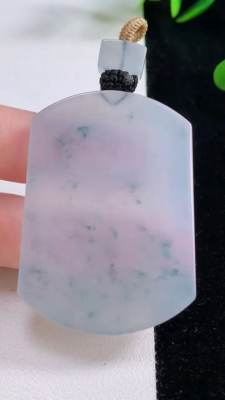 天然A货翡翠种飘花无事牌吊坠，尺寸50.6-36.4-5.4，重量:29.75g
11月24日