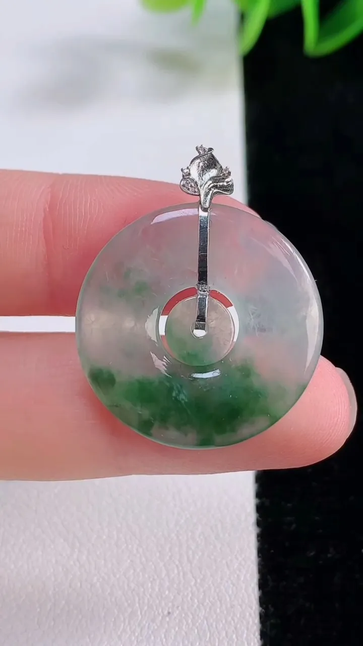 天然A货翡翠种飘花母子平安扣吊坠，尺寸24.5-3，重量:4.06g
11月24日