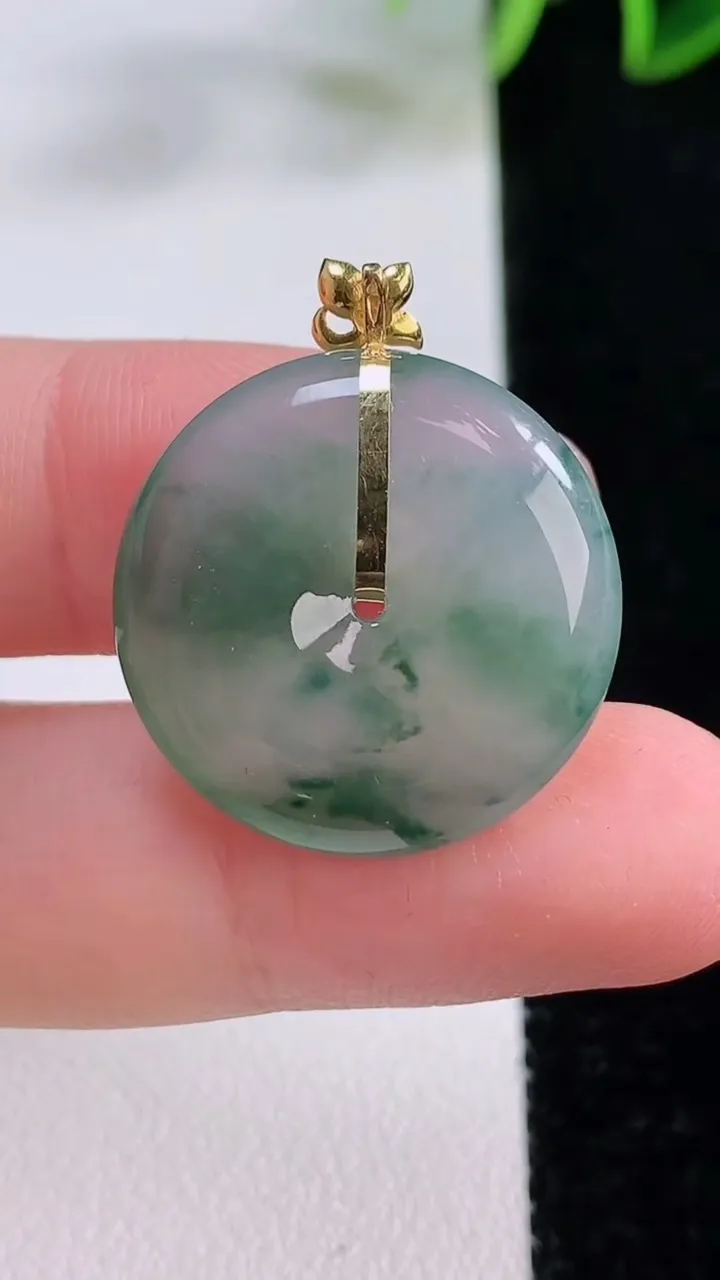 天然A货翡翠种飘花平安扣吊坠，尺寸22.3-5，重量:5.45g
11月24日