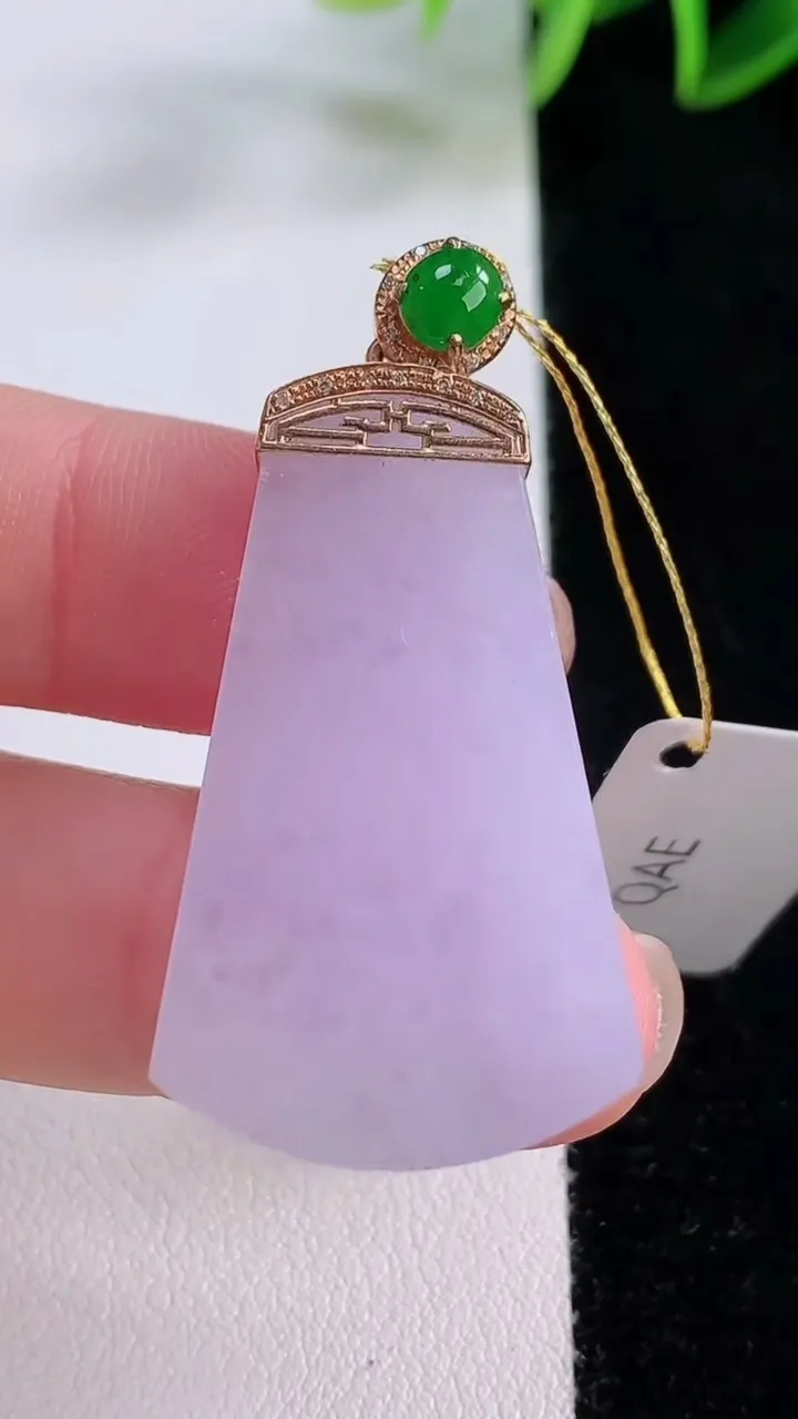 天然A货翡翠18K金紫罗兰无事牌吊坠，尺寸36-21.4-6.1，重量:12.14g
11月24日